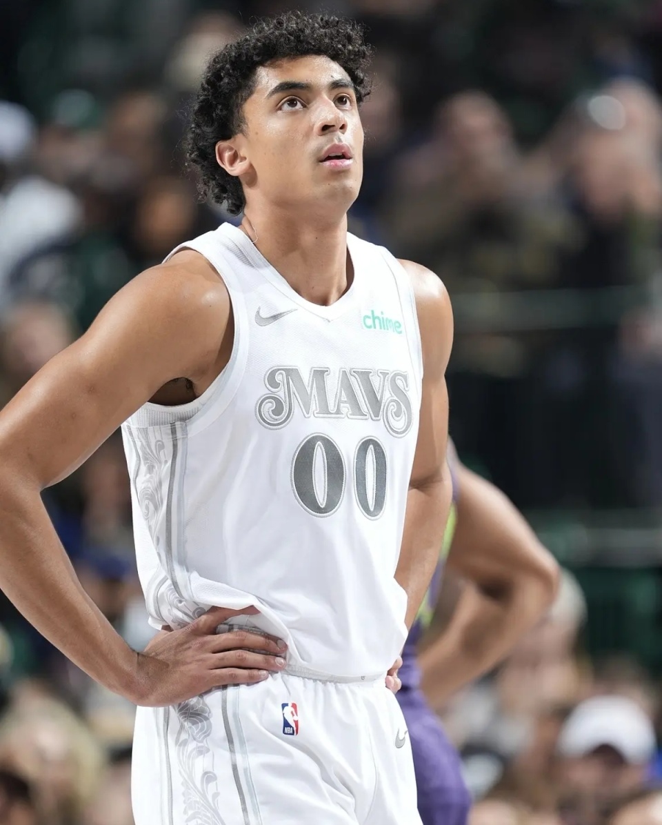 关于浓眉哥连续十二场比赛得分超过夺冠，篮网不断突破！的信息